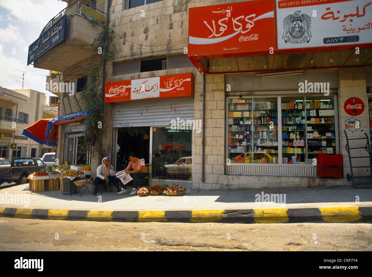 Amman Jordanie Scène de rue boutiques avec Coca Cola annonces en Arabe Banque D'Images