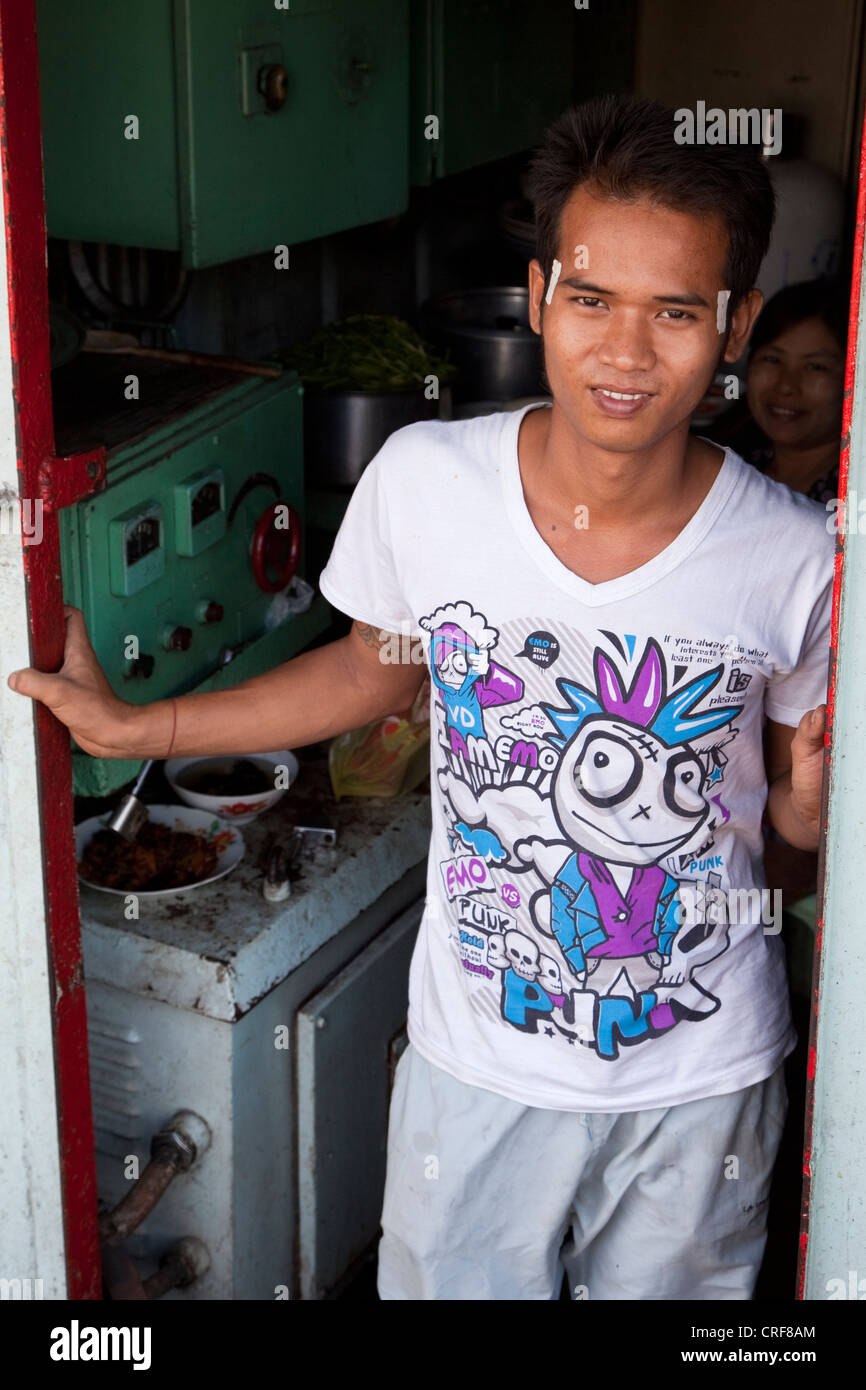 Le Myanmar, Birmanie, Yangon. Le cuisinier du bateau portant des T-Shirt Punk. Banque D'Images