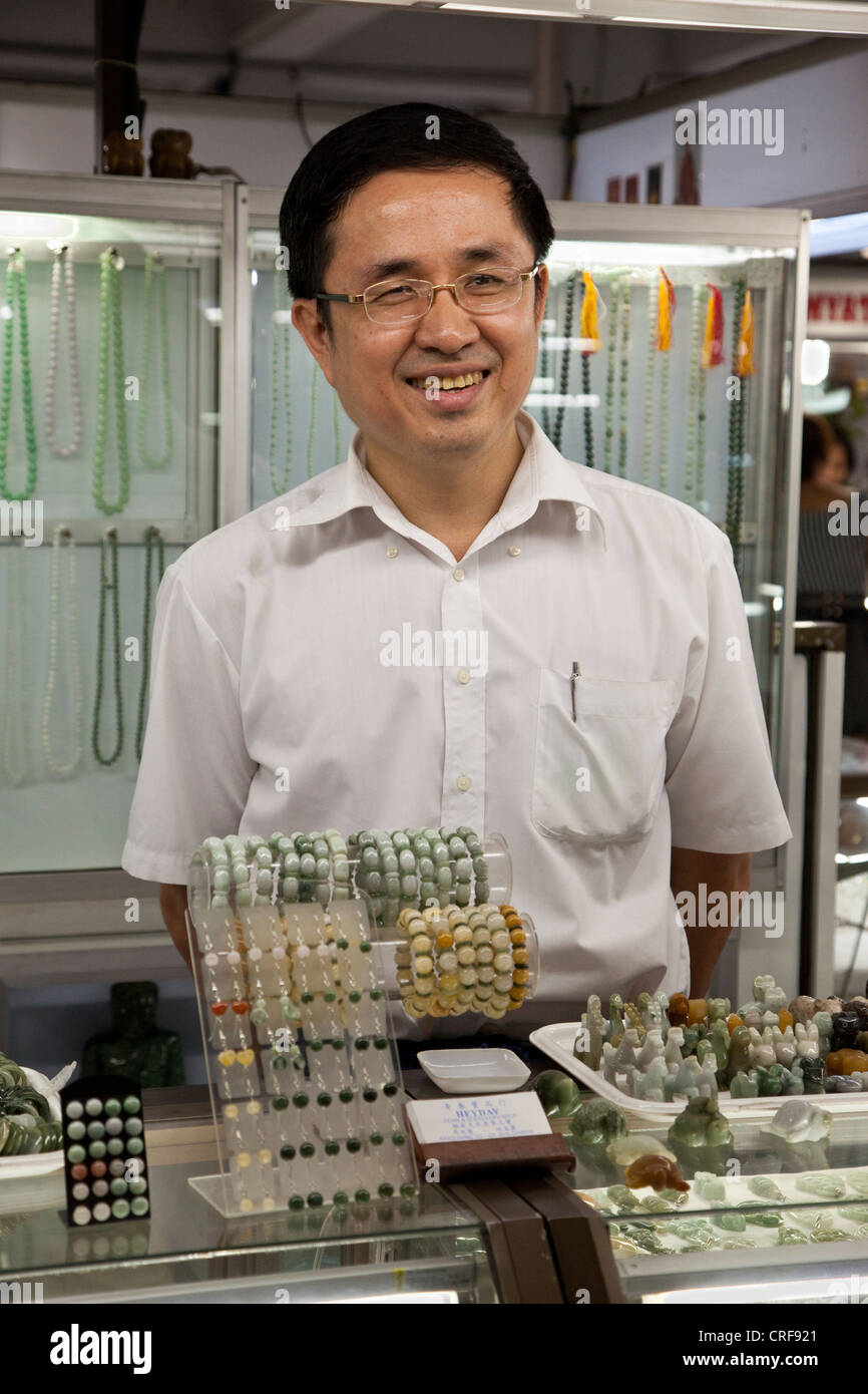 Le Myanmar, Birmanie, Yangon. Fournisseur de bijoux de Jade, Scott's Market. Banque D'Images
