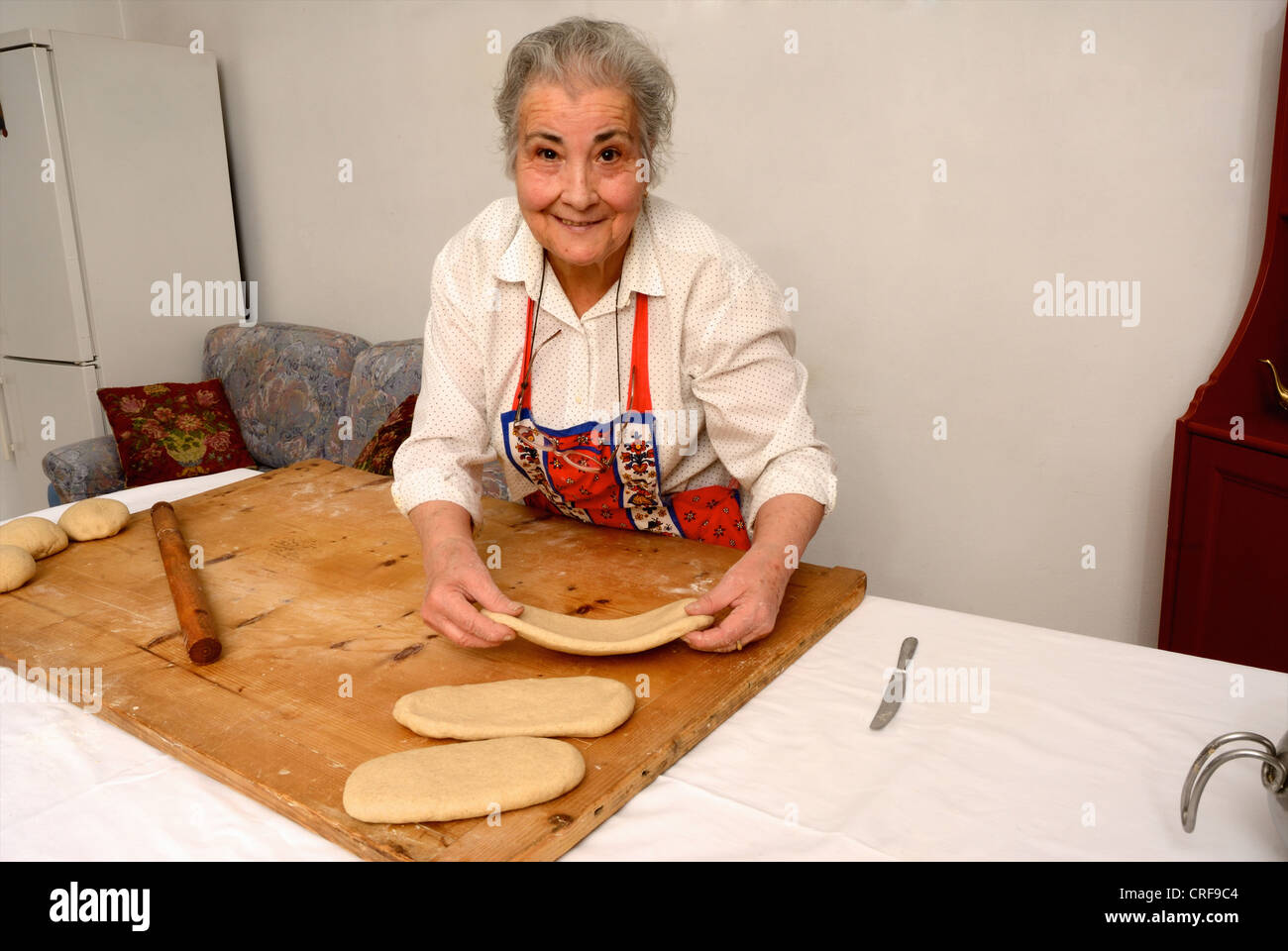 Femme plus l'élaboration de pâte à bord Banque D'Images