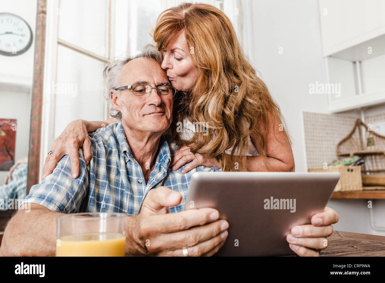 Vieux couple using tablet computer Banque D'Images
