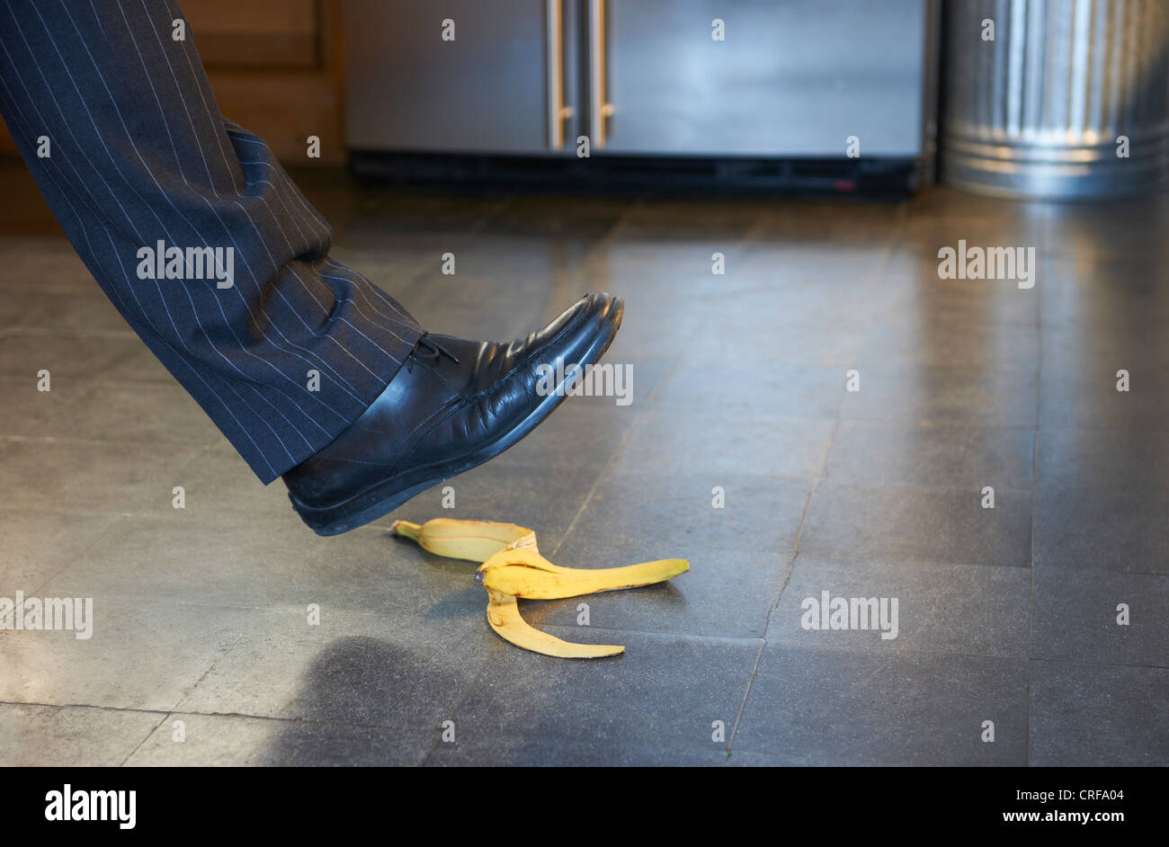 Businessman stepping sur peau de banane Banque D'Images