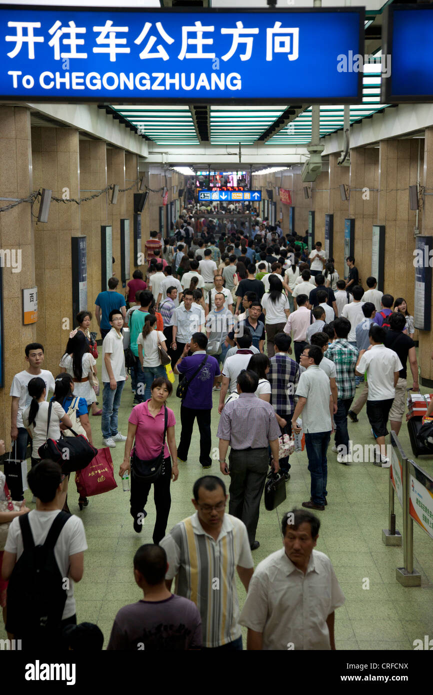 les-gens-sur-le-m-tro-de-beijing-le-m-tro-de-p-kin-est-un-r-seau