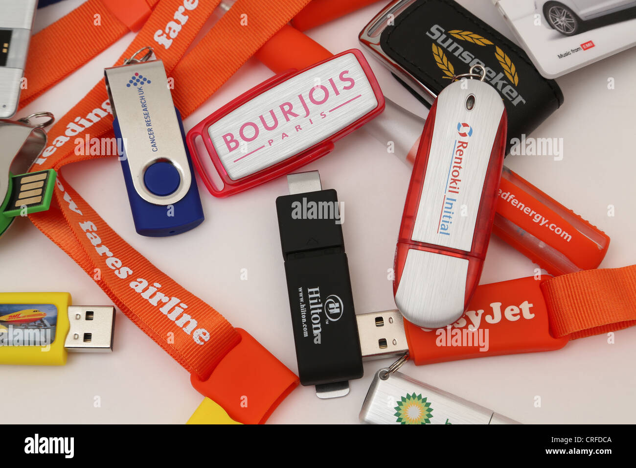 Collection de cartes mémoire, clés USB et d'un stylo avec logos promotionnels Banque D'Images
