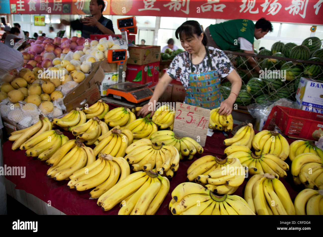 Vendeurs sur cale à l'intérieur de marché traditionnel dans une ancienne zone de style Chinois Fuchengmen, dans le district de Xicheng de Pékin, Chine. Banque D'Images