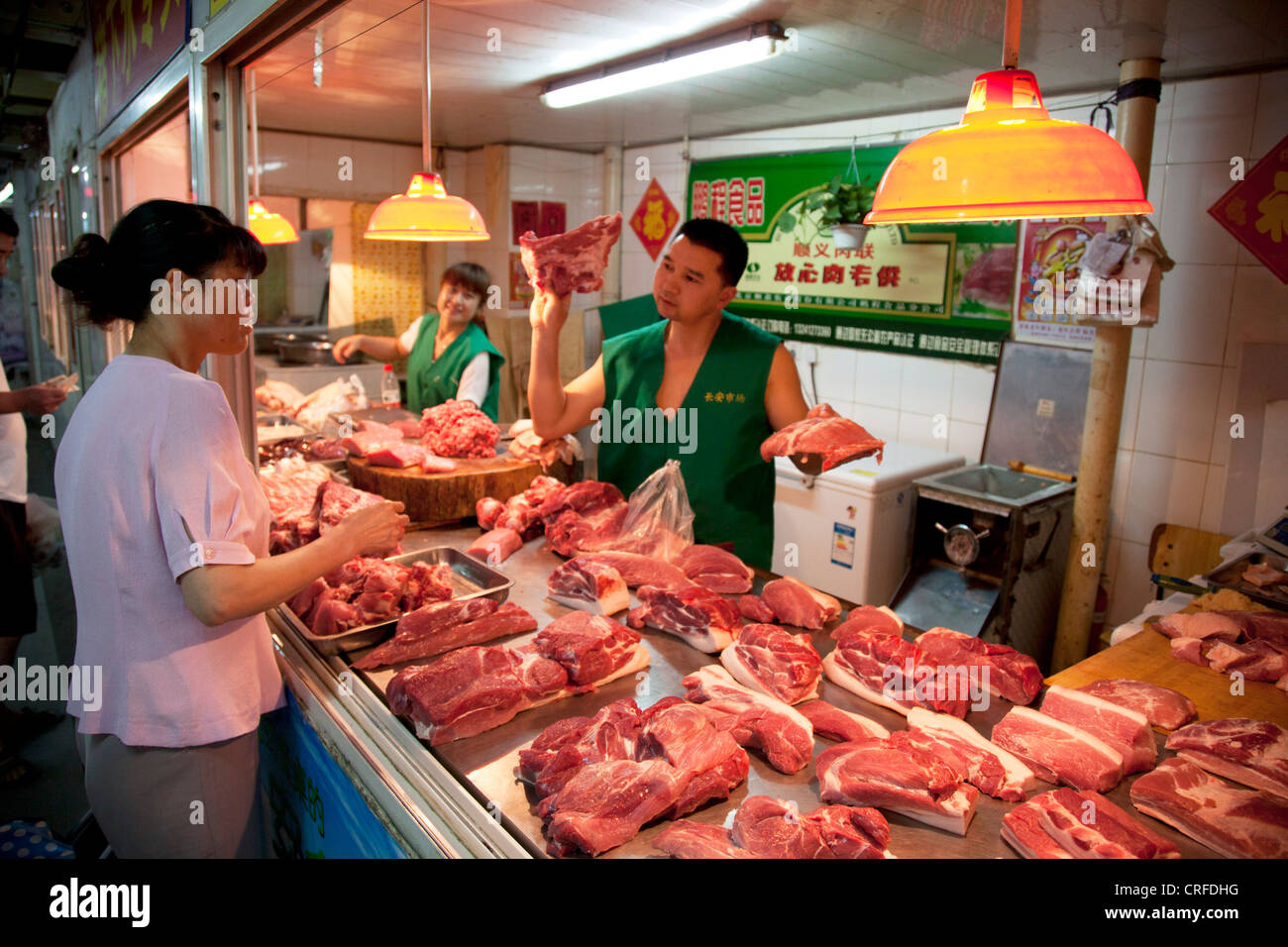 Vendeurs sur cale à l'intérieur de marché traditionnel dans une ancienne zone de style Chinois Fuchengmen, dans le district de Xicheng de Pékin, Chine. Banque D'Images