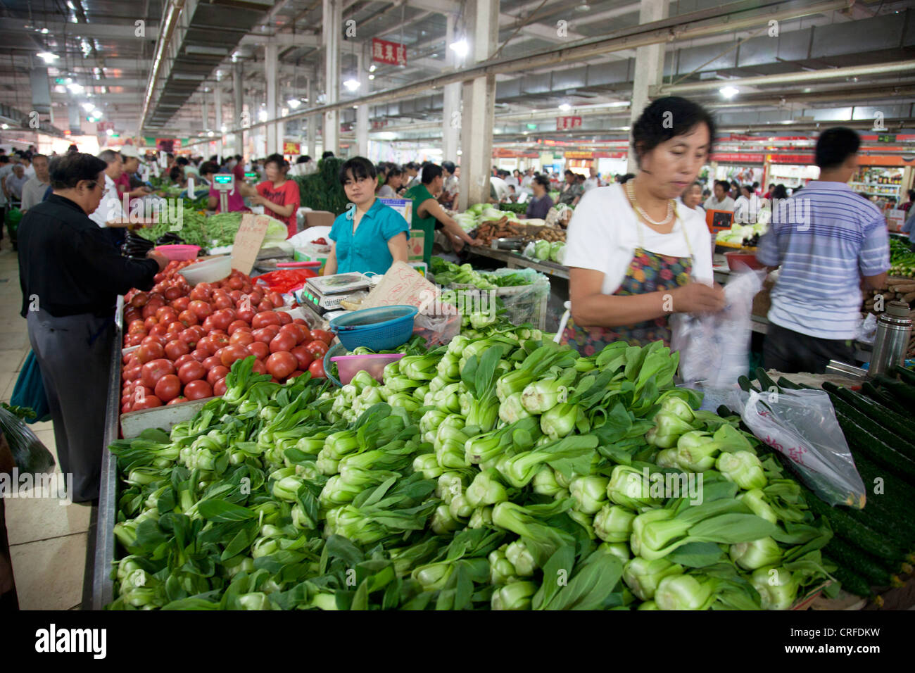 Vendeurs sur cale à l'intérieur de marché traditionnel dans une ancienne zone de style Chinois Fuchengmen, dans le district de Xicheng de Pékin, Chine. Banque D'Images