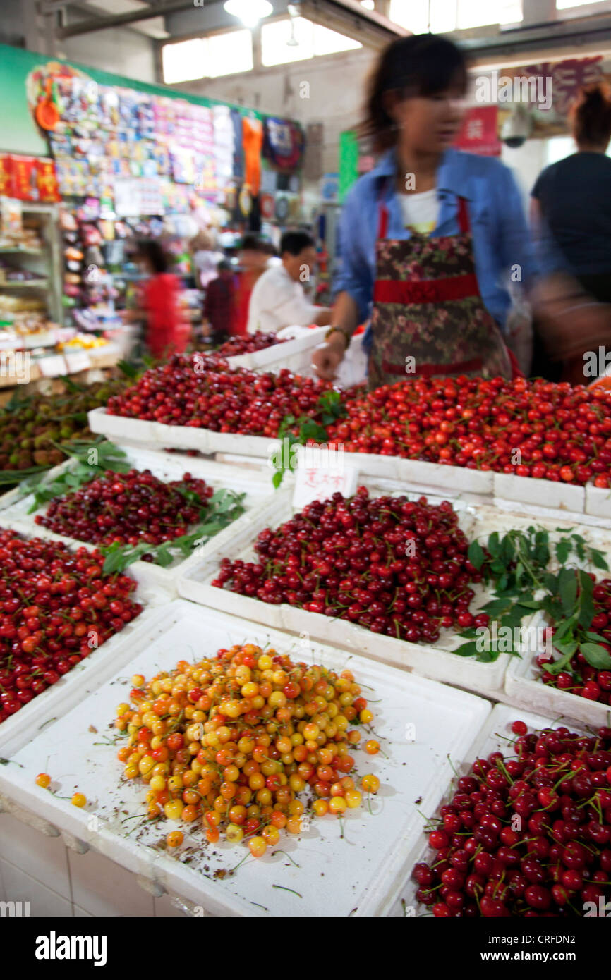 Vendeurs sur cale à l'intérieur de marché traditionnel dans une ancienne zone de style Chinois Fuchengmen, dans le district de Xicheng de Pékin, Chine. Banque D'Images