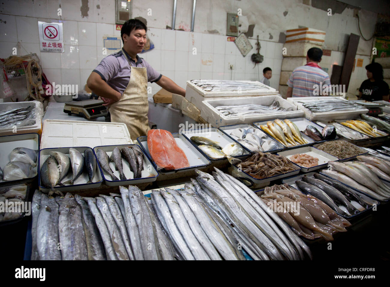 Vendeurs sur cale à l'intérieur de marché traditionnel dans une ancienne zone de style Chinois Fuchengmen, dans le district de Xicheng de Pékin, Chine. Banque D'Images