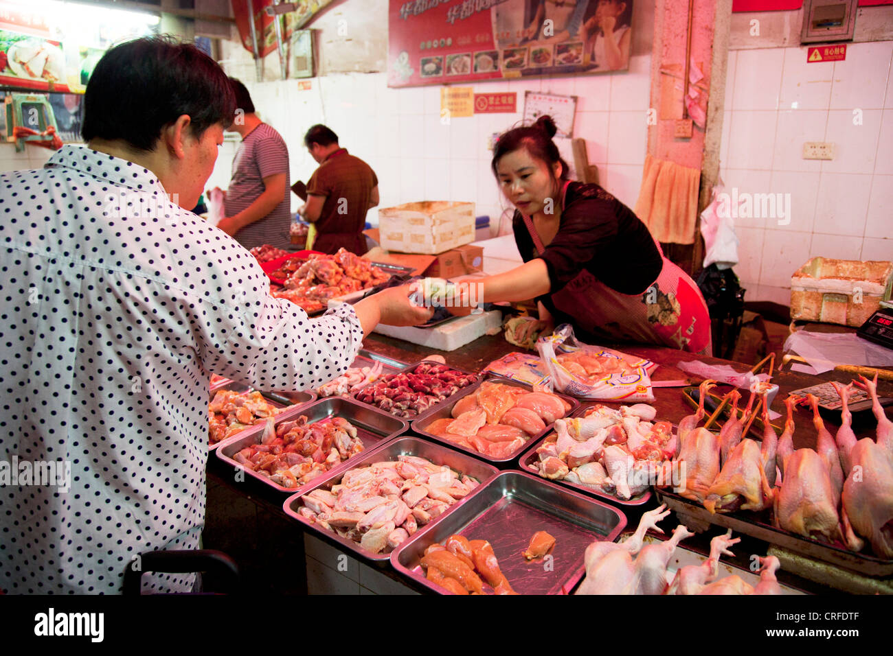 Vendeurs sur cale à l'intérieur de marché traditionnel dans une ancienne zone de style Chinois Fuchengmen, dans le district de Xicheng de Pékin, Chine. Banque D'Images