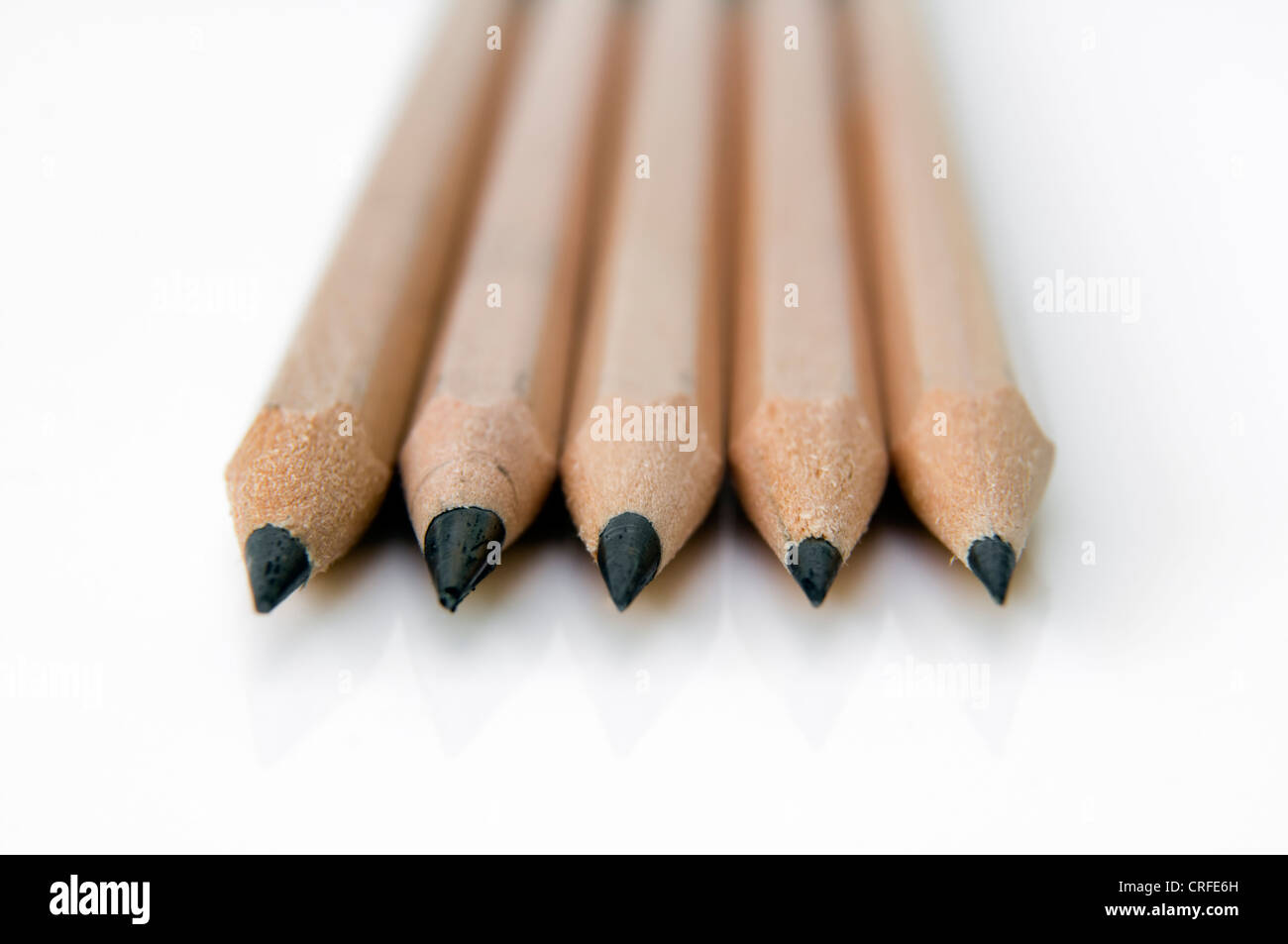Aiguisé cinq crayons HB noir sur fond blanc Banque D'Images