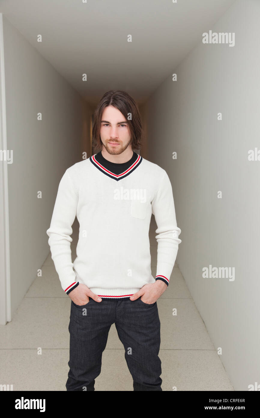 Portrait of handsome young man with hands in pockets Banque D'Images