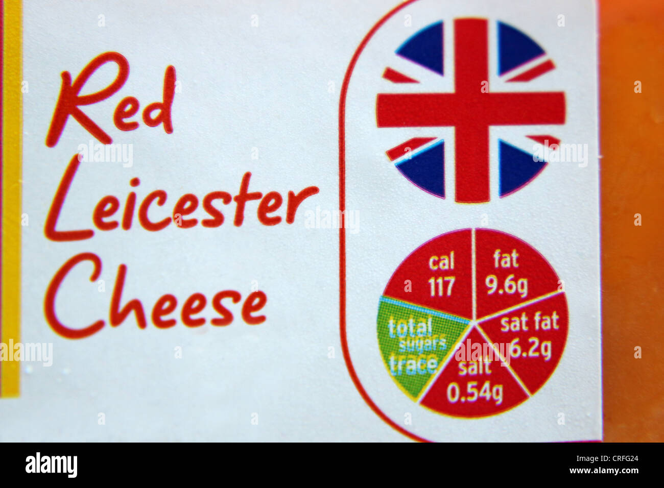 Emballage de fromage Leicester rouge montrant Calories, lipides, graisses saturées, sucres et sel dans un système de feux de circulation Banque D'Images