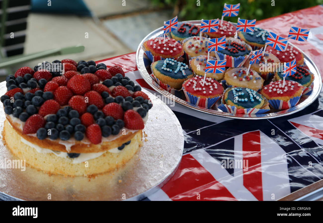 Gâteaux faits pour le Jubilé de diamant de la reine fête de rue à Surrey en Angleterre Banque D'Images