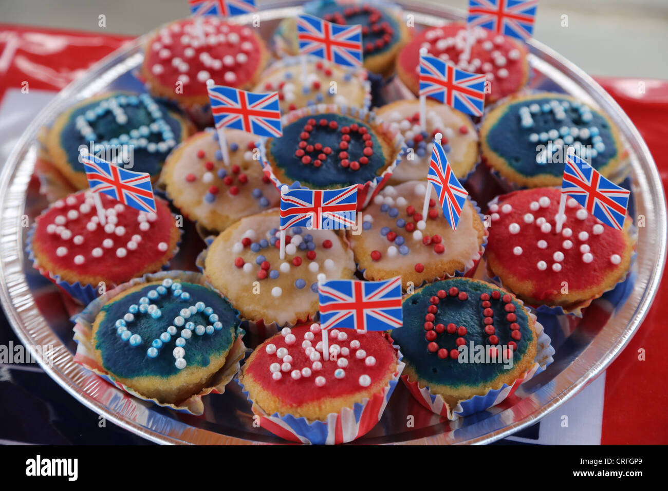 Cup Cakes réalisés pour le Jubilé de diamant de la Reine décoré de couleurs et les drapeaux de l'Union Jack à Surrey en Angleterre fête de rue Banque D'Images