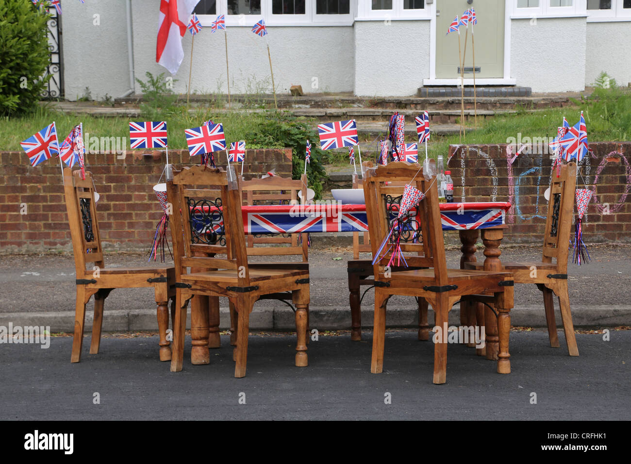 Table et chaises en bois décoré avec des drapeaux Union Jack prêt pour célébrer la fête de rue du Jubilé de diamant de la Reine Banque D'Images