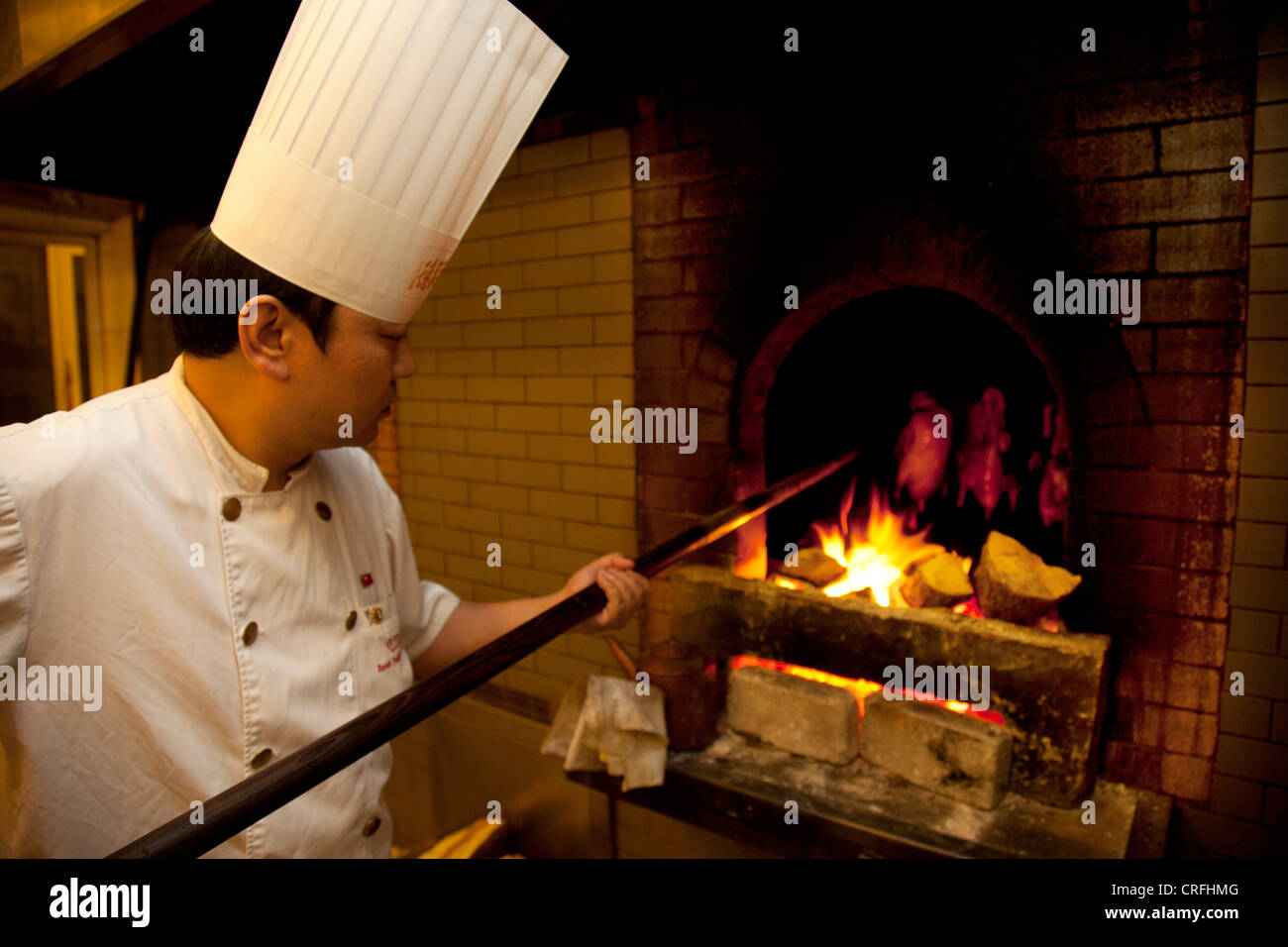 Chef de canard canards ascenseurs dans et hors des fours. Quanjude Roast Duck restaurant dans la rue Wangfujing, Beijing Banque D'Images