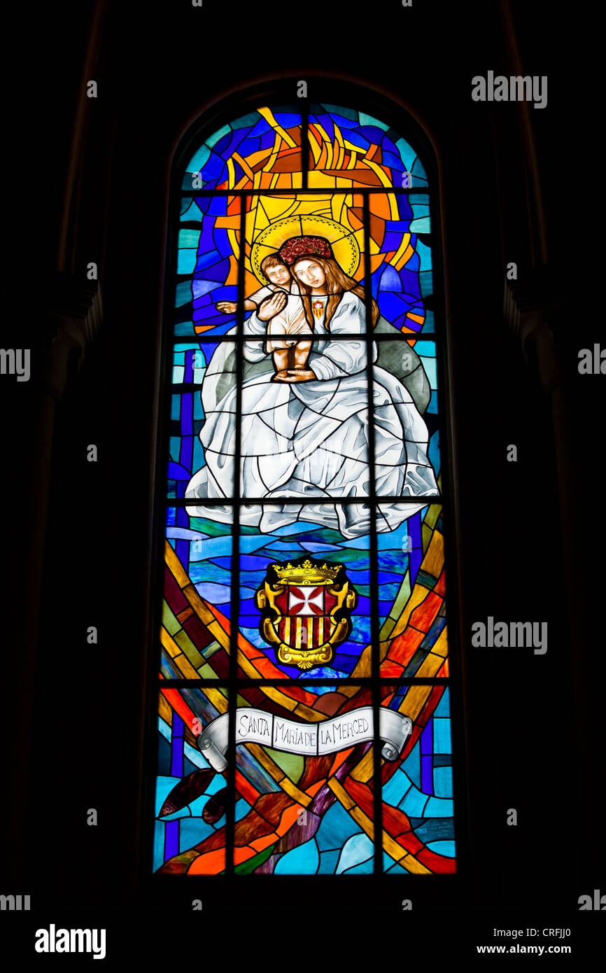 Scène reliegious vitrail dans la cathédrale de la Almudena à Madrid, Espagne. Banque D'Images