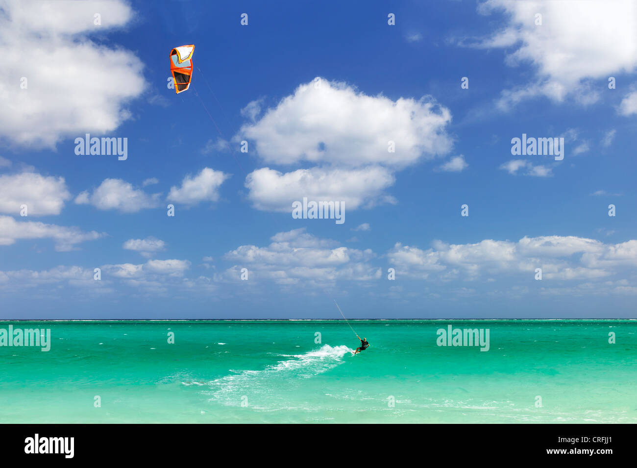 L'homme,kitesurf kiteboarding ou à Grace Bay. Providenciales. Îles Turques et Caïques Banque D'Images