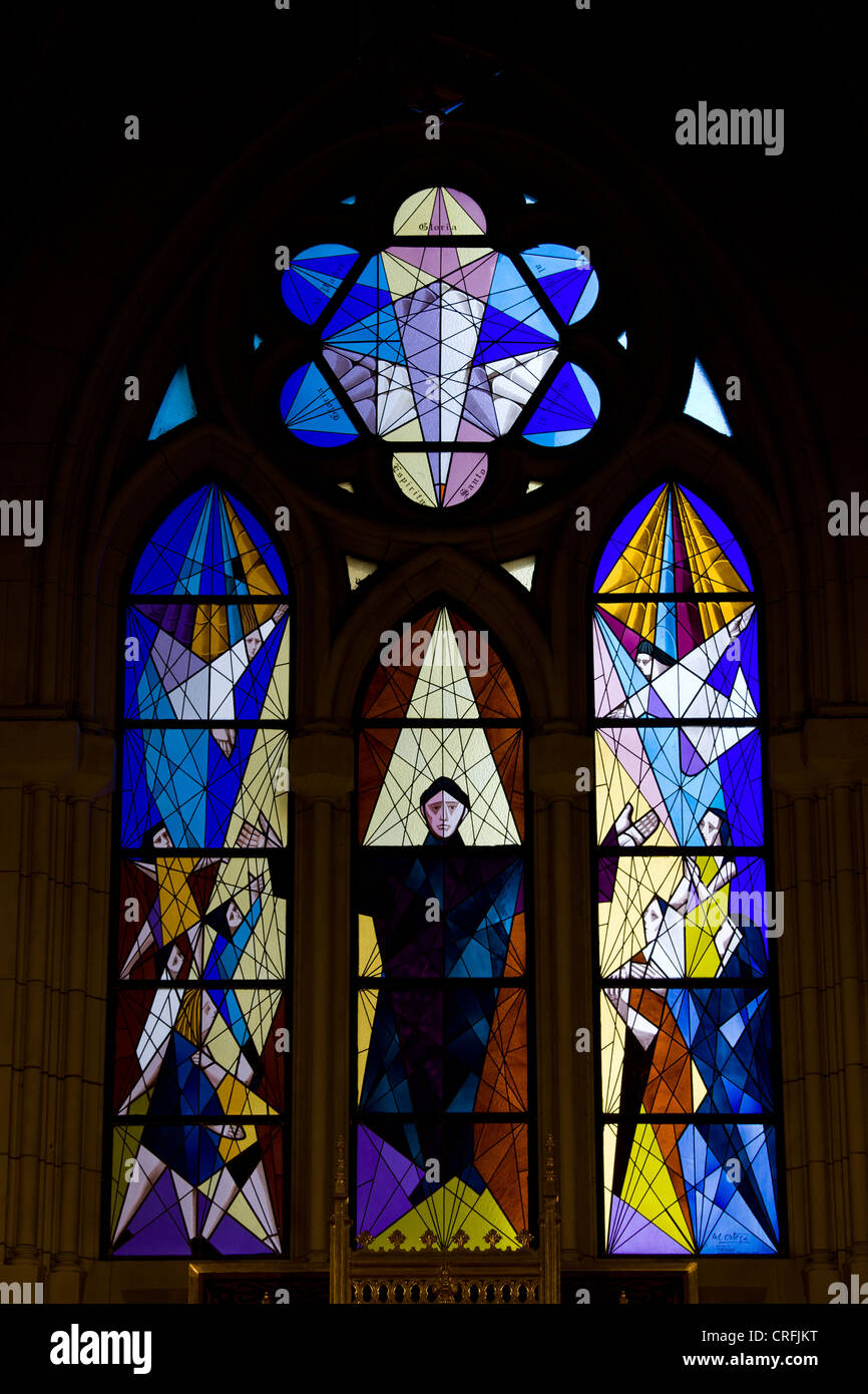 Scène religieuse vitrail dans la cathédrale de la Almudena à Madrid, Espagne. Banque D'Images