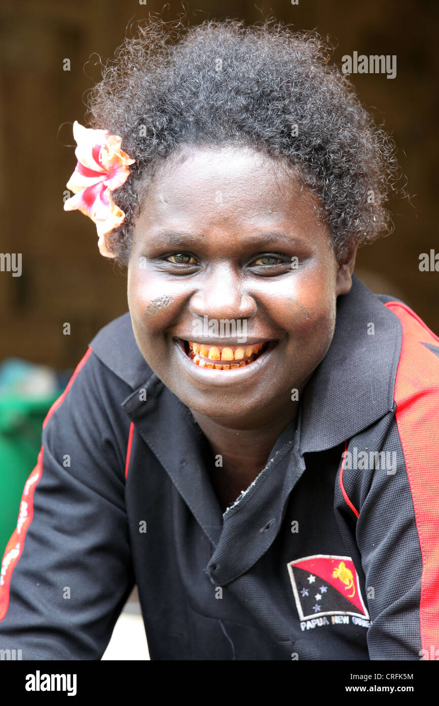 Jeune femme à la mastication des dents de bétel, sur l'île de Bougainville, en Papouasie-Nouvelle-Guinée Banque D'Images
