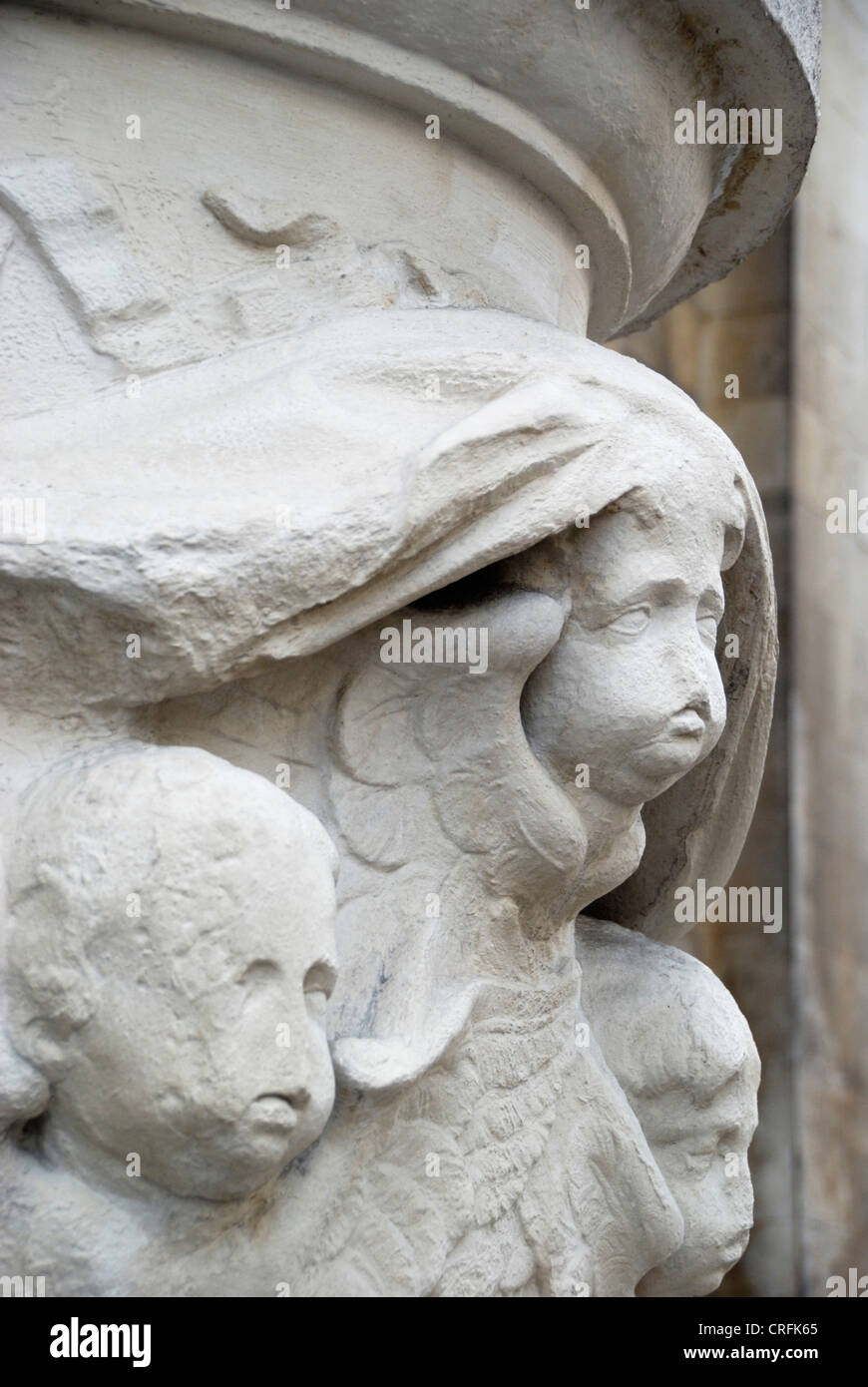 Sculptures sur pierre de chérubins sur l'extérieur de St Alfege Church, Greenwich, London, UK Banque D'Images