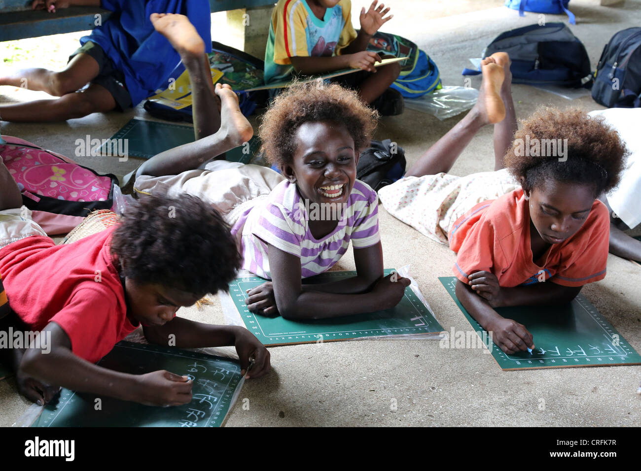 Smiling girls dans une salle de classe d'une école primaire à Buka, l'île de Bougainville, en Papouasie-Nouvelle-Neuguinea Banque D'Images