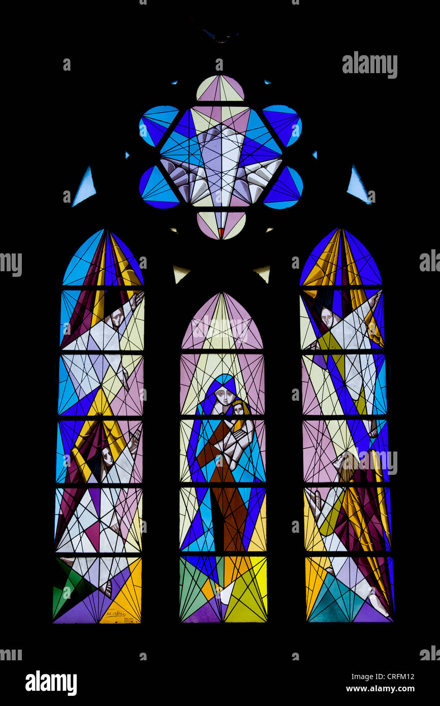 Résumé vitrail moderne scène religieuse dans la cathédrale de la Almudena à Madrid, Espagne. Banque D'Images