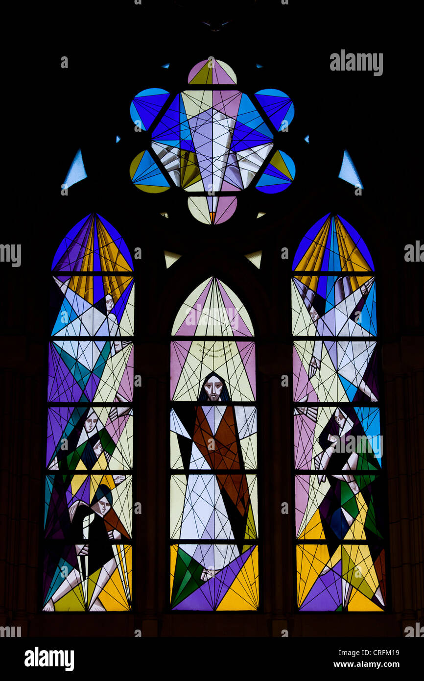 Scène religieuse vitrail dans la cathédrale de la Almudena à Madrid, Espagne. Banque D'Images