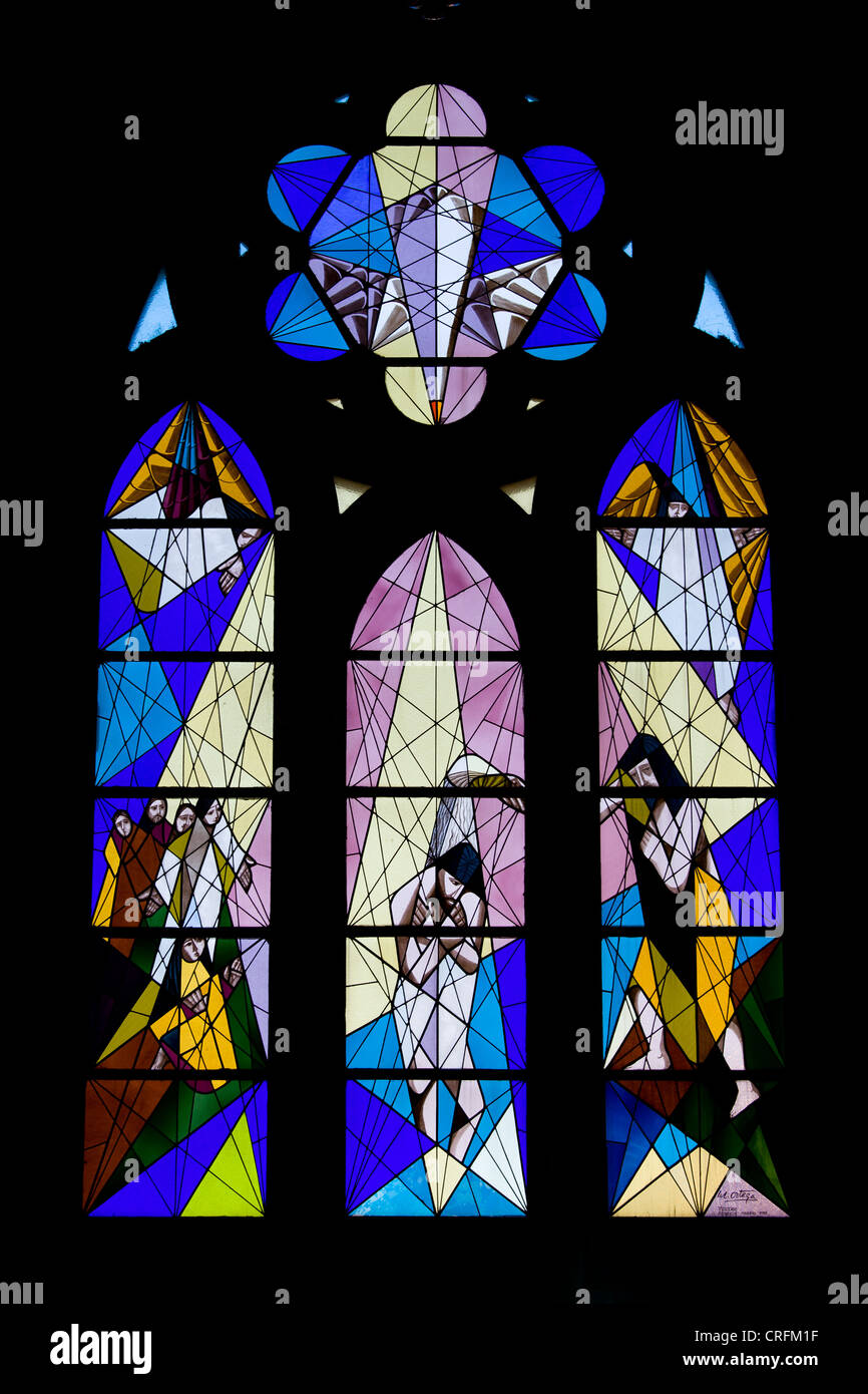 Scène religieuse vitrail dans la cathédrale de la Almudena à Madrid, Espagne. Banque D'Images