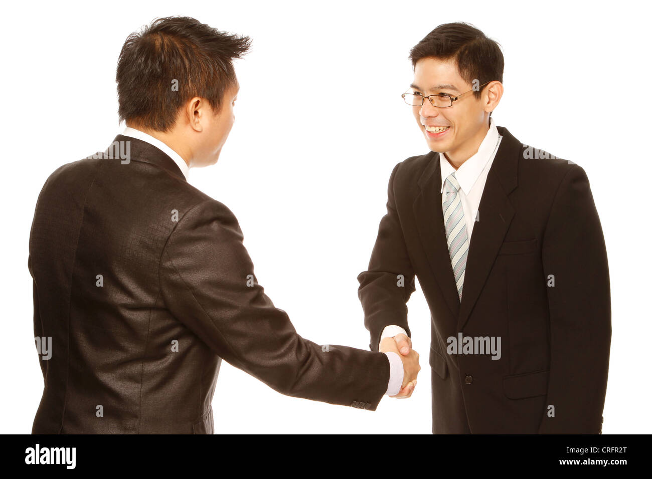 Deux hommes en tenue de se serrer la main (isolé sur blanc) Banque D'Images