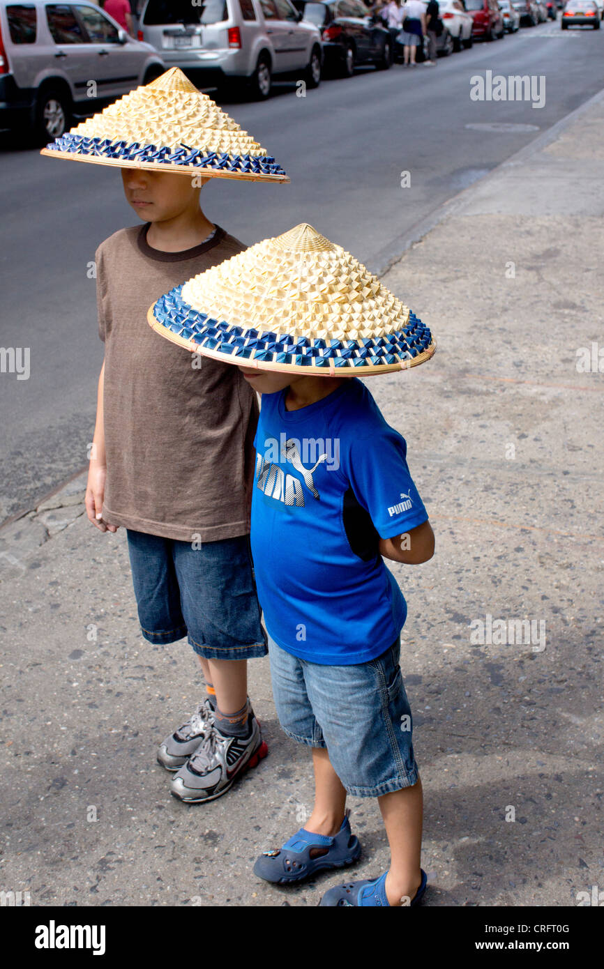 Deux jeunes garçons portant des chapeaux chinois Photo Stock - Alamy