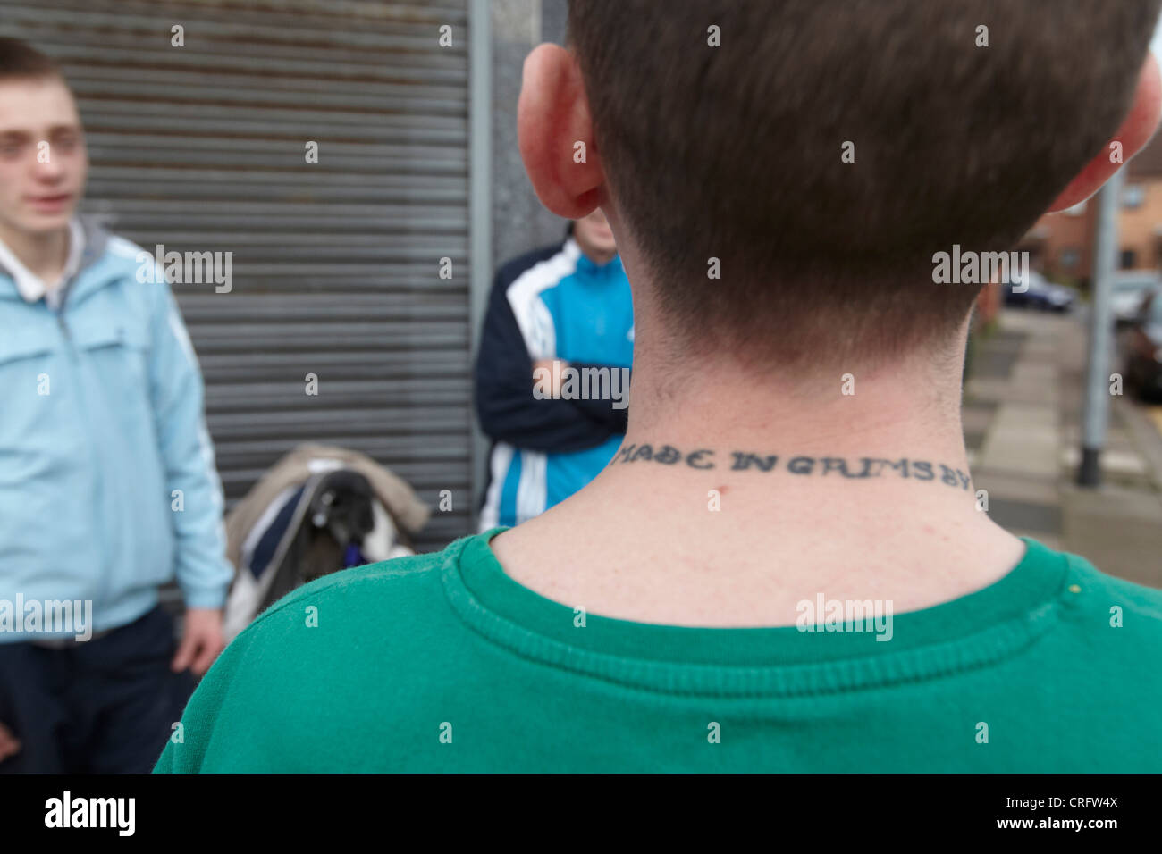 Les jeunes hommes sur une rue avec Made in Grimsby tatoué sur son cou, Freeman Street, Grimsby, Lincolnshire, Angleterre, RU Banque D'Images