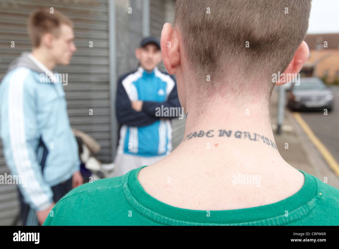 Les jeunes hommes sur une rue avec Made in Grimsby tatoué sur son cou, Freeman Street, Grimsby, Lincolnshire, Angleterre, Royaume-Uni. Banque D'Images