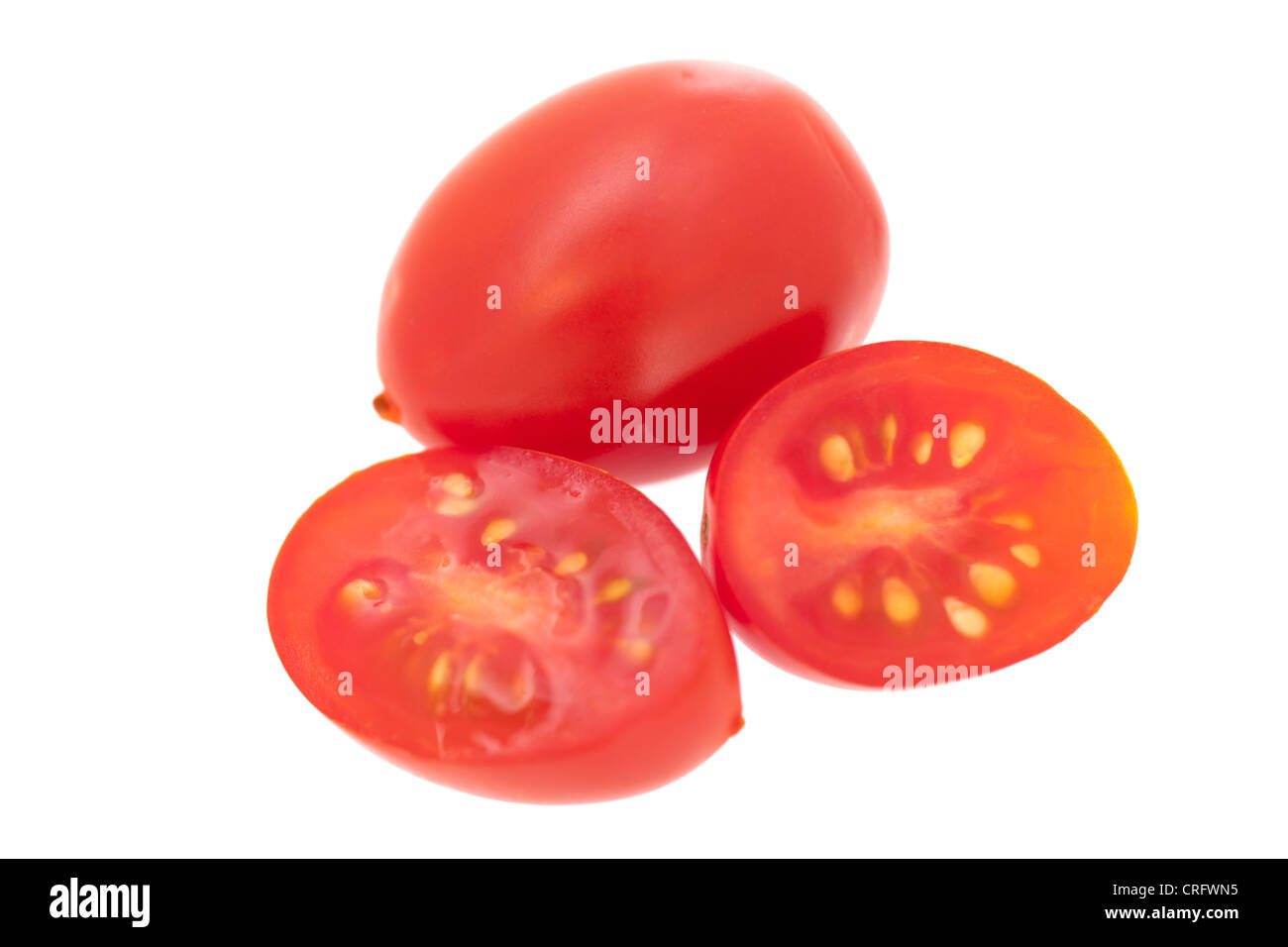 Petites tomates rouges coupés en deux Banque D'Images