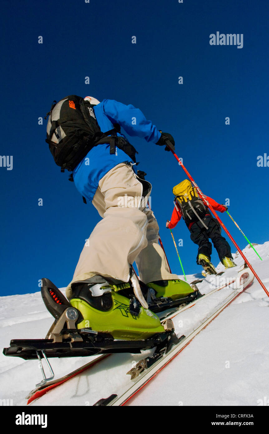 Deux personnes ski de randonnée dans les montagnes, France, Alpes Banque D'Images