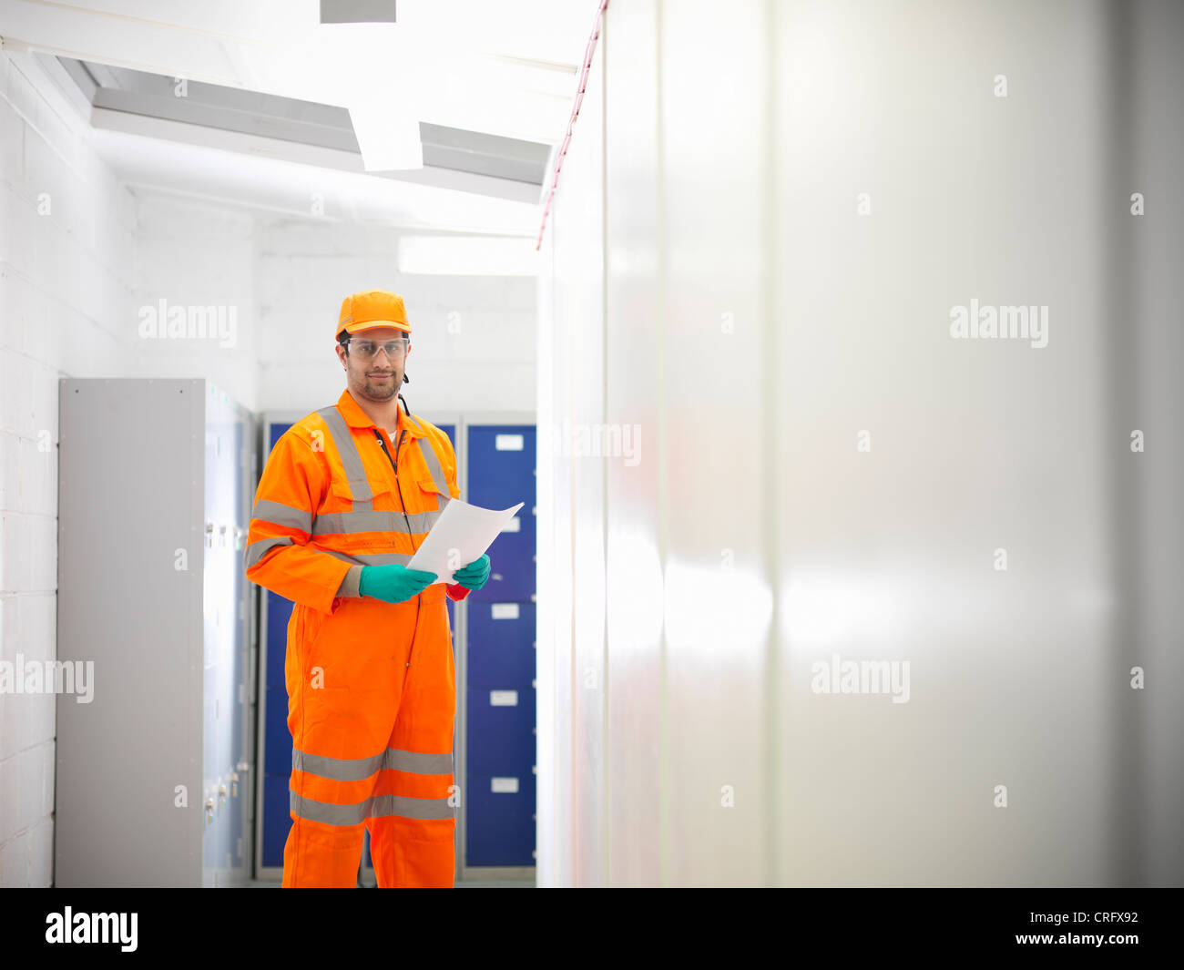 Apprenti ingénieur standing in hallway Banque D'Images