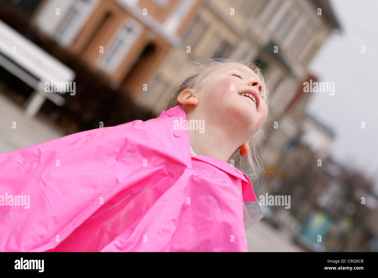 Fille blonde debout dans la pluie, Allemagne Banque D'Images