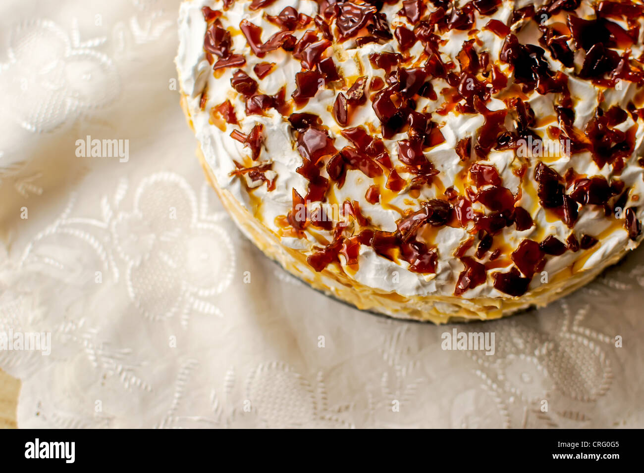 Delicieux Gateau A La Creme Et Garni De Morceaux De Caramel Croquant Photo Stock Alamy Delicieux Gateau A La Creme Et Garni De Morceaux De Caramel Croquant Photo Stock Alamy