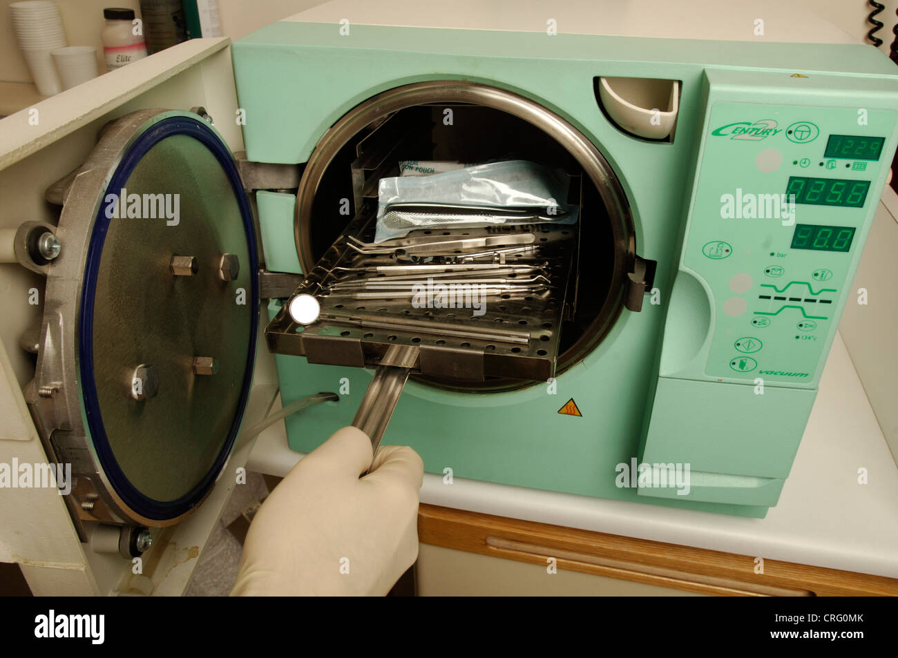 Stérilisateur à chaleur sèche Banque de photographies et d'images à haute  résolution - Alamy