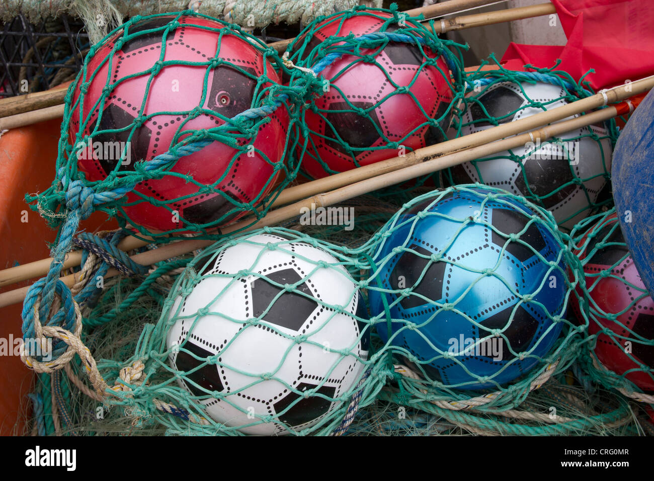 Ballons colorés utilisés comme flotteurs de pêche. Filet de pêche Banque D'Images