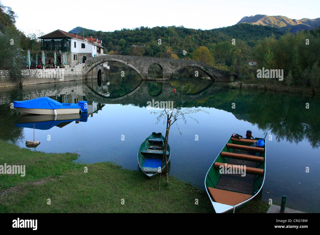 Vieux bateaux et pont de pierre, Rijeka Crnojevica, Cetinje, Monténégro Banque D'Images