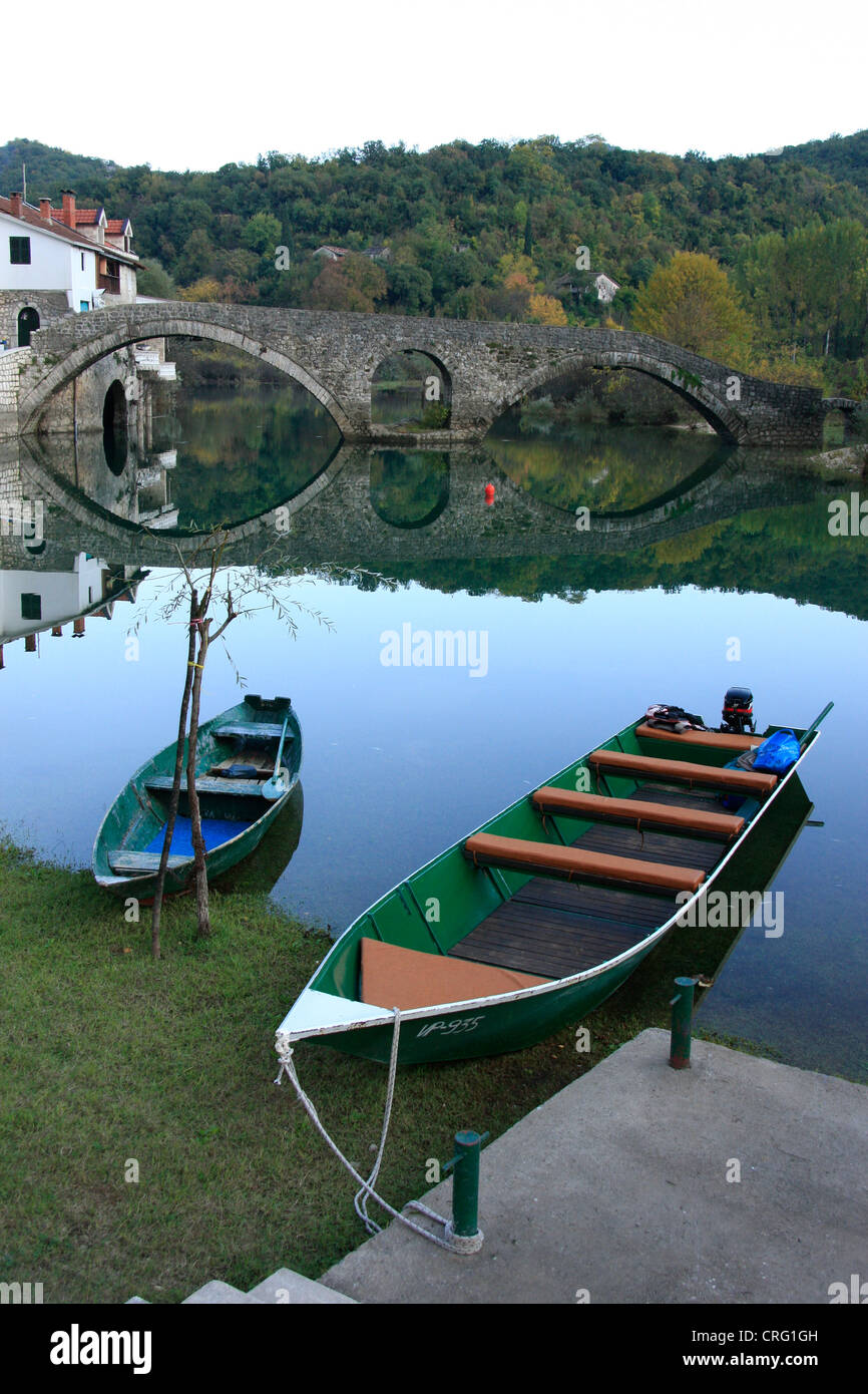 Vieux bateaux et pont de pierre, Rijeka Crnojevica, Cetinje, Monténégro Banque D'Images