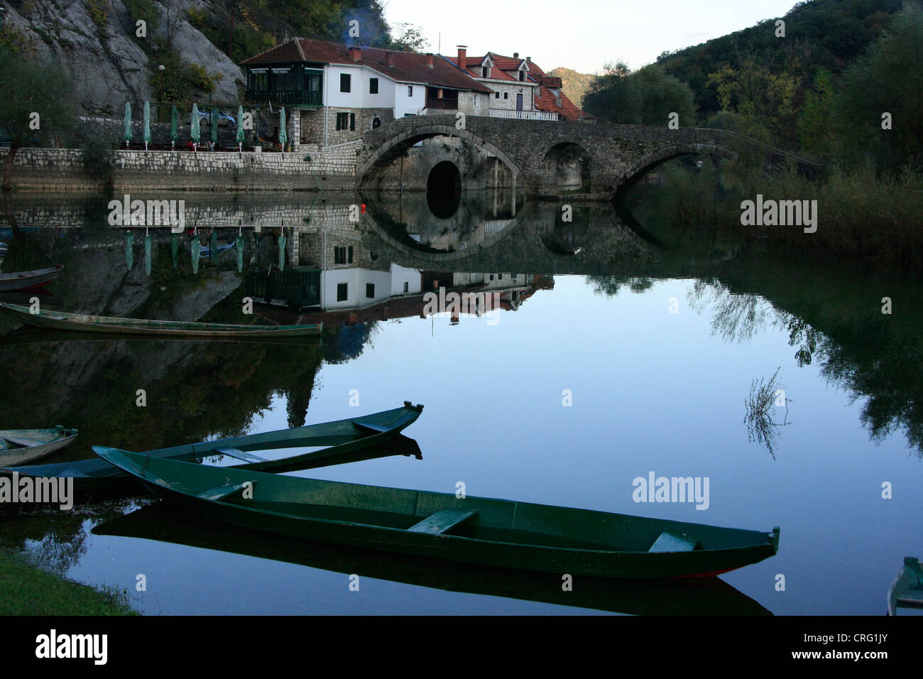Vieux bateaux et pont de pierre, Rijeka Crnojevica, Cetinje, Monténégro Banque D'Images