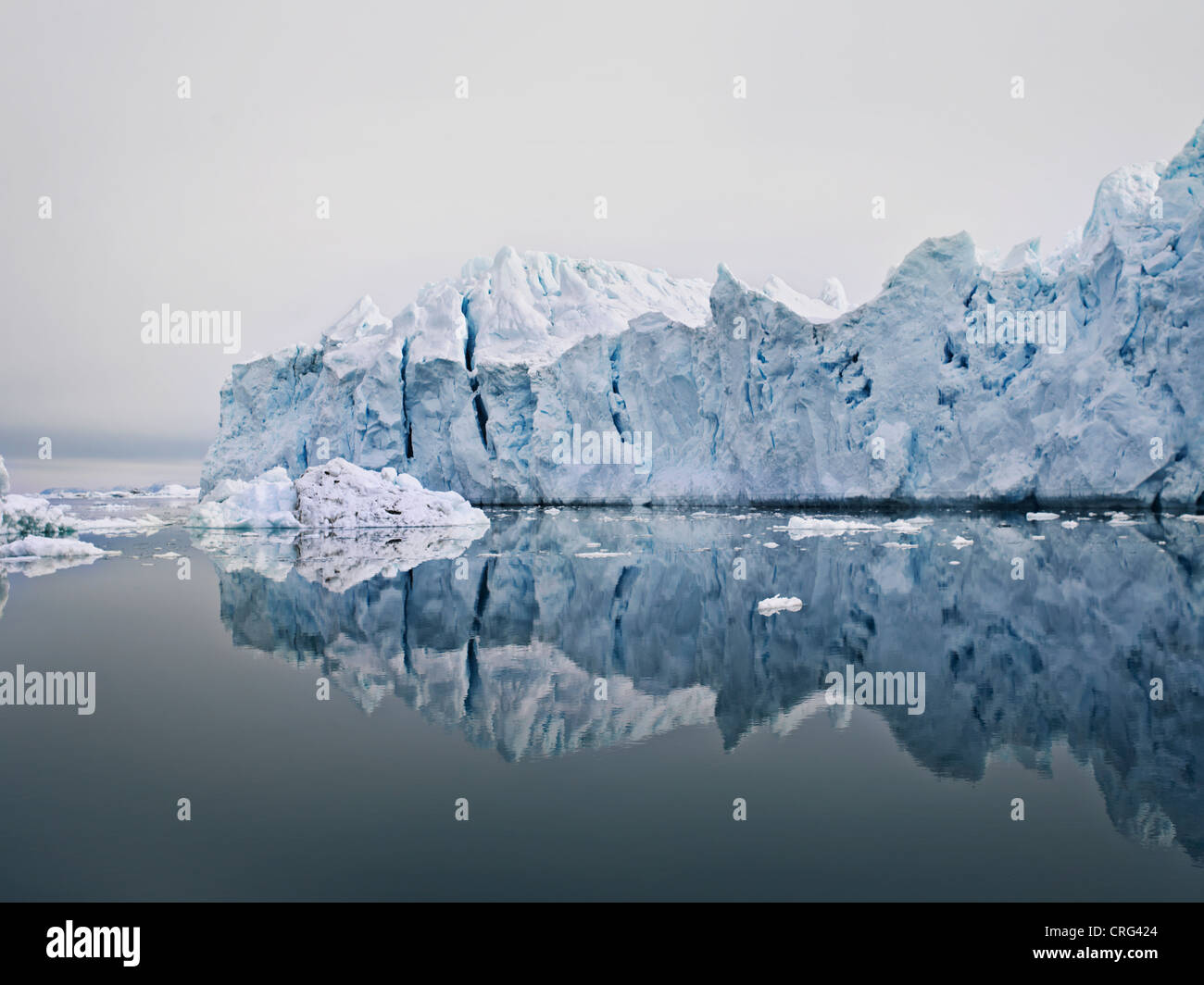 Glacier reflète dans le lac encore Banque D'Images