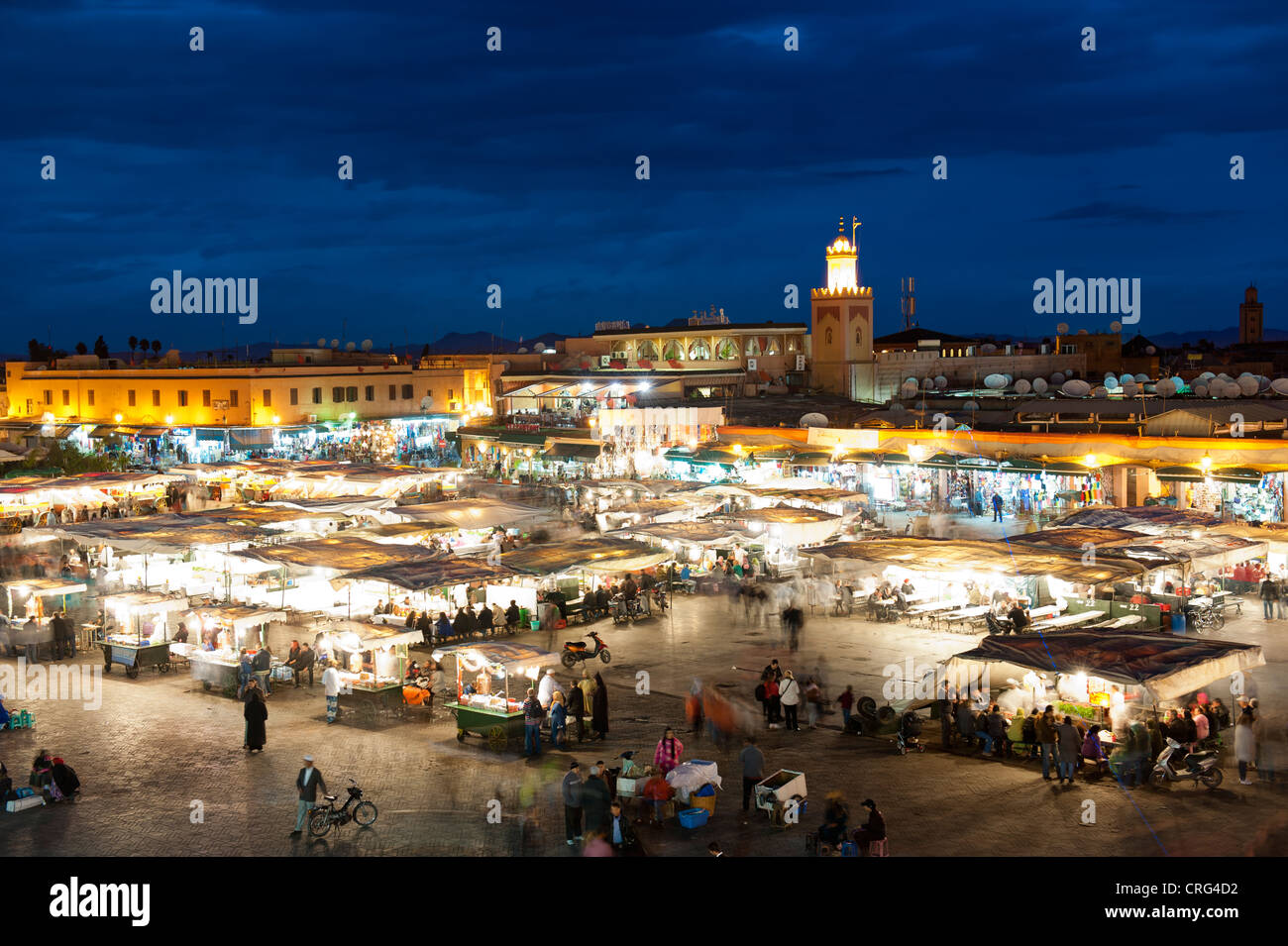 Vue de la Place Djemaa El Fna la nuit, Marrakech, Maroc. Banque D'Images