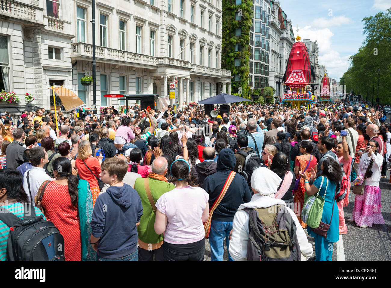 Rathayatra parade avec les grandes foules d'adeptes Hare Krishna à Londres. Banque D'Images