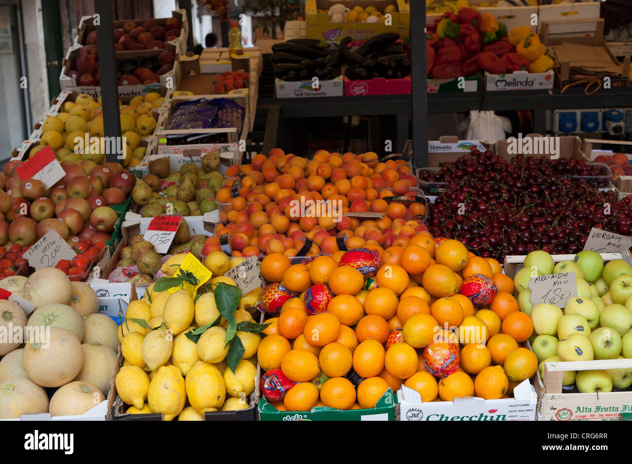 Un fruit et vegetible échoppe de marché dans le marché du Rialto, Venise, Italie. Banque D'Images