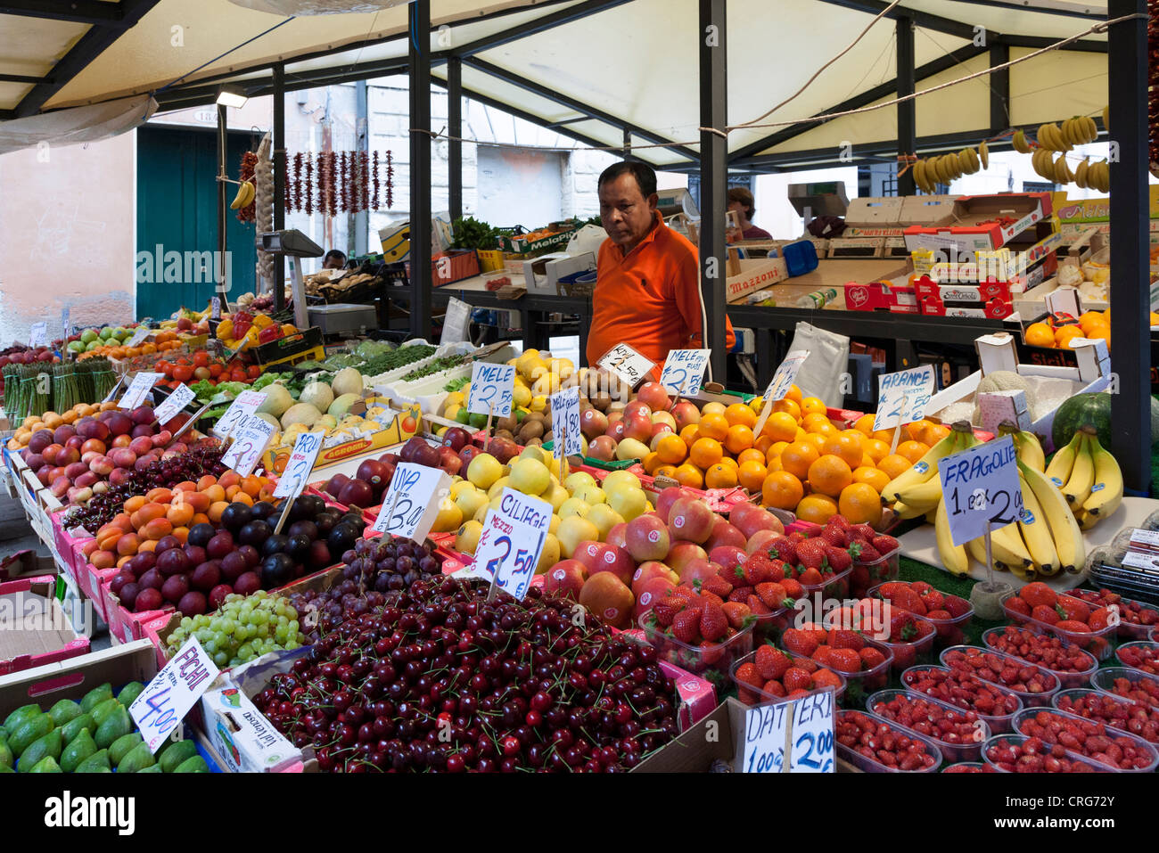 Un fruit et vegatible échoppe de marché dans le marché du Rialto, Venise, Italie. Banque D'Images