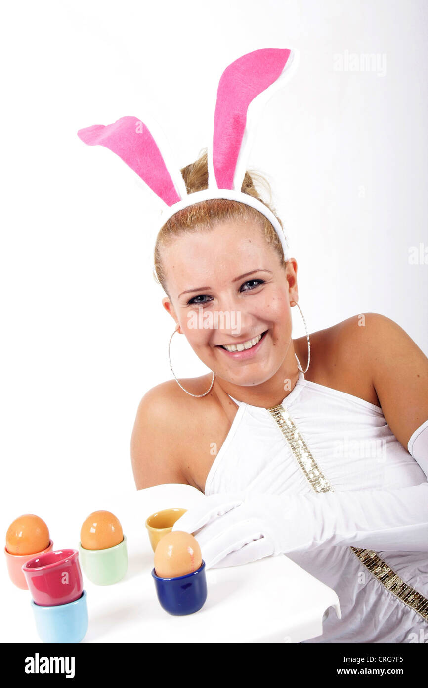 Jeune femme blonde avec des oreilles de lapin et oeufs de Pâques Banque D'Images